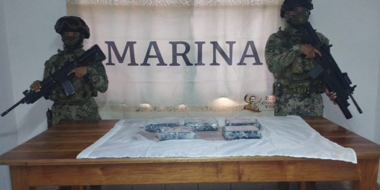 Marina asegura paquetes conteniendo en su interior cocaína en Playa del Carmen, Quintana Roo