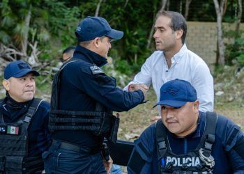 Diego Castañón Trejo reconoce a Policía del Año en Tulum
