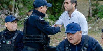 Diego Castañón Trejo reconoce a Policía del Año en Tulum
