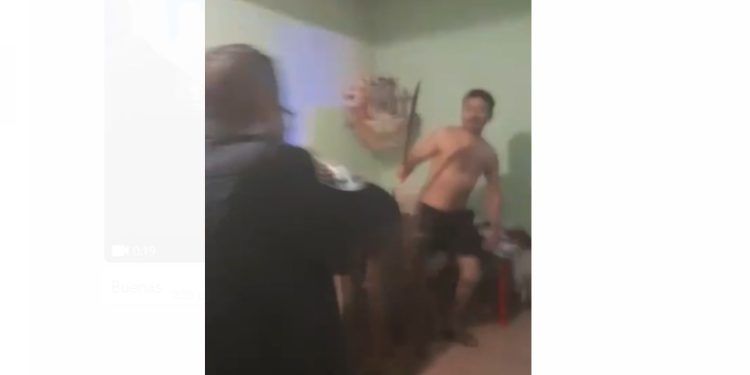 Policía resulta herido tras defender a mujer de agresión de su propio esposo