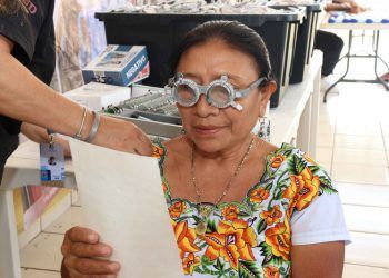 La beneficencia pública entrega lentes graduados  a 1,448 yucatecas y yucatecos