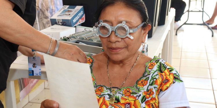 La beneficencia pública entrega lentes graduados  a 1,448 yucatecas y yucatecos