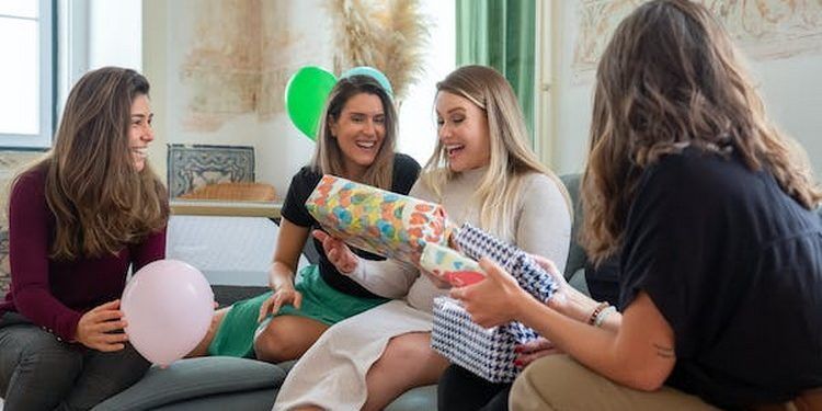 ¿Asistirás a un Baby Shower? 5 ideas para regalo que te harán quedar bien por menos de $250 pesos