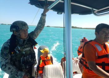 Marina Auxilia a Tres Personas en Laguna de Bacalar