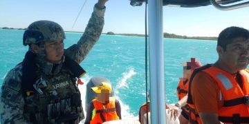 Marina Auxilia a Tres Personas en Laguna de Bacalar
