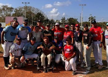 Partido Amistoso de Softbol Rinde Homenaje a Leyendas de Quintana Roo: Pedro y Máximo Almeida