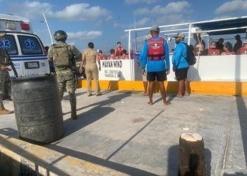 Marina proporciona apoyo a un catamarán en Mahahual, Quintana Roo