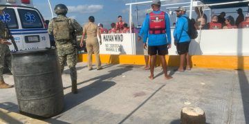 Marina proporciona apoyo a un catamarán en Mahahual, Quintana Roo