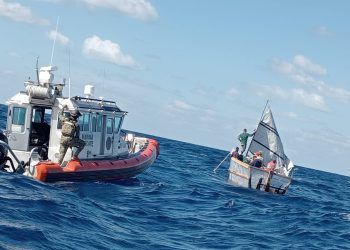 Marina rescata a siete migrantes en aguas de Quintana Roo