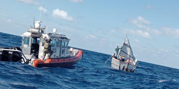 Marina rescata a siete migrantes en aguas de Quintana Roo