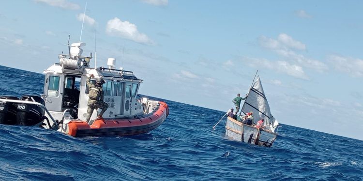 Marina rescata a siete migrantes en aguas de Quintana Roo