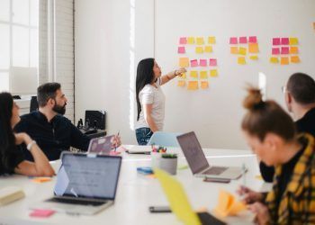 Expertos en gestión empresarial llaman a disminuir brechas de género en compañías