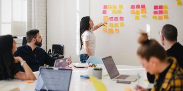 Expertos en gestión empresarial llaman a disminuir brechas de género en compañías