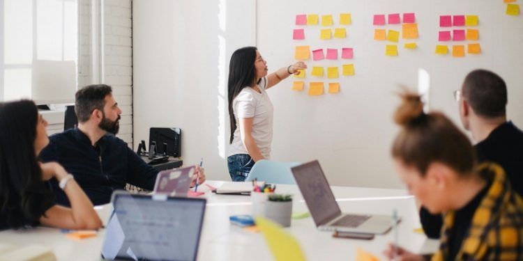 Expertos en gestión empresarial llaman a disminuir brechas de género en compañías