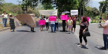 Vecinos cierran la avenida Centenario