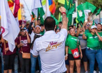 Diego Castañón Fortalece su Vinculación con las Familias de Tulum en su Caminata por Cancha Maya
