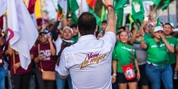 Diego Castañón Fortalece su Vinculación con las Familias de Tulum en su Caminata por Cancha Maya