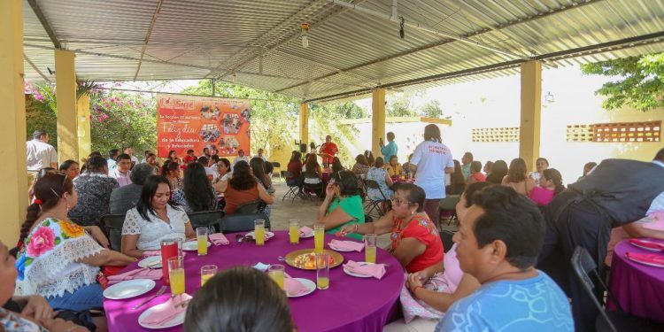 Nivardo Mena reconoce la gran labor de las educadoras
