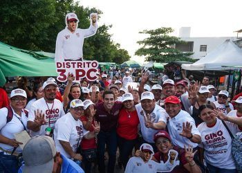 Gino Segura Se Compromete con los Comerciantes de Cancún en Recorrido por Tianguis