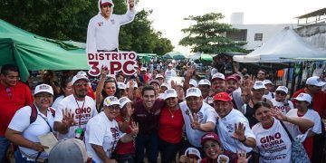 Gino Segura Se Compromete con los Comerciantes de Cancún en Recorrido por Tianguis
