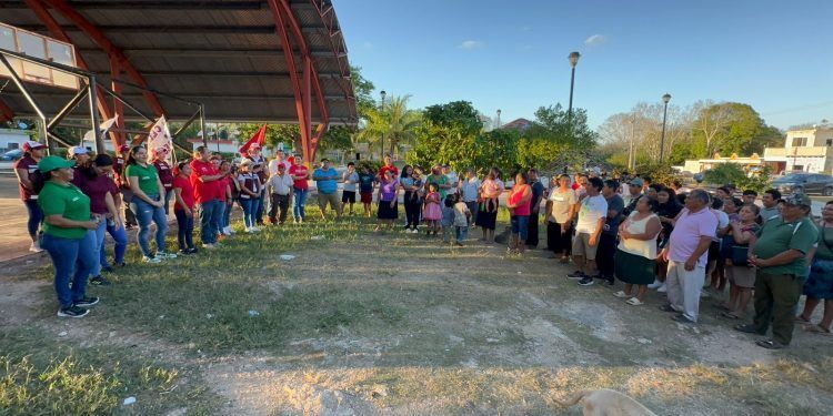Inicia Nivardo Mena “con pie derecho” recorrido por comunidades