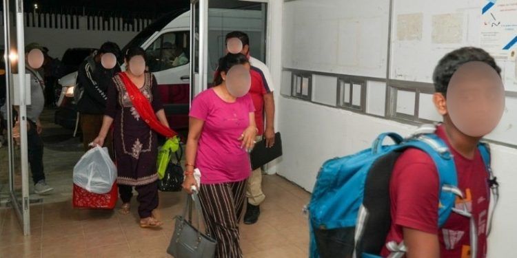 Rescate de 76 Migrantes en Isla Mujeres por Autoridades de Quintana Roo