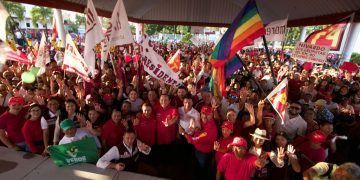 Miles de lazarocardenses refrendan su apoyo a Nivardo Mena
