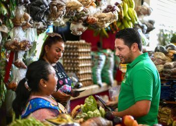 Renán Sánchez se Compromete a Defender Programas y Presupuesto para Playa del Carmen en el Congreso