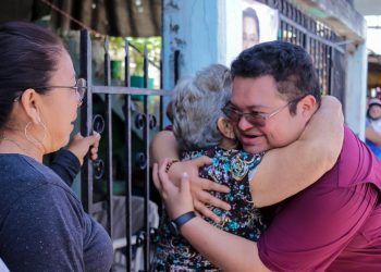 Chacón recibe apoyo de las familias en la colonia 10 de abril en Cozumel
