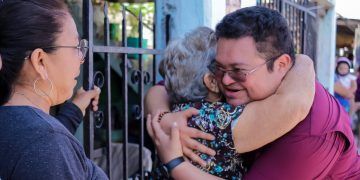 Chacón recibe apoyo de las familias en la colonia 10 de abril en Cozumel