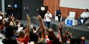Dialoga Renán Sánchez con jóvenes de Cozumel sobre democracia y transformación
