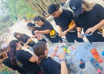 «Jóvenes Cancunenses Aprenden a Construir un Futuro Sostenible con Ecoladrillos»