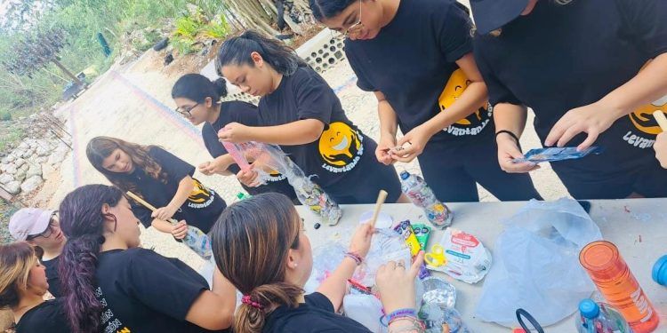 «Jóvenes Cancunenses Aprenden a Construir un Futuro Sostenible con Ecoladrillos»