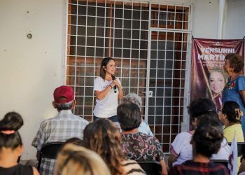 Yensunni Martínez escucha a familias de la colonia Magisterial