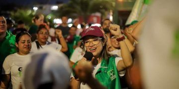 El Centro de Chetumal se pinta de los colores de la Cuarta Transformación