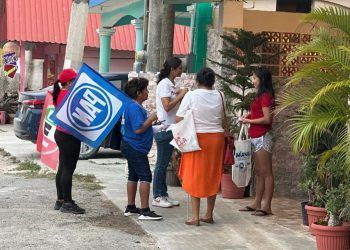 Tania Casa Madrid escucha a las y los vecinos de la Colonia Mario Villanueva en Bacalar