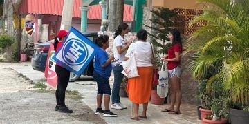 Tania Casa Madrid escucha a las y los vecinos de la Colonia Mario Villanueva en Bacalar