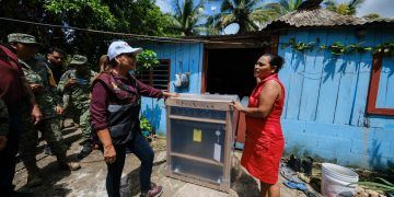 Entrega Mara Lezama en Bacalar apoyos directos a familias afectadas por inundaciones