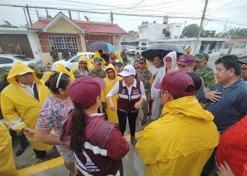 Mara Lezama recorre domicilios de la colonia Fidel Velázquez, una de las más afectadas de Chetumal