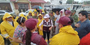 Mara Lezama recorre domicilios de la colonia Fidel Velázquez, una de las más afectadas de Chetumal