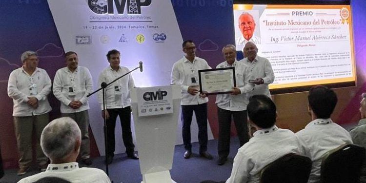 Destacan la Trayectoria del Quintanarroense Víctor Alcérreca en el 18° Congreso Mexicano del Petróleo