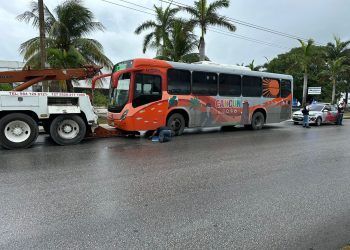 IMOVEQROO sanciona a operador de autobús que utilizó la banqueta para evitar el tráfico