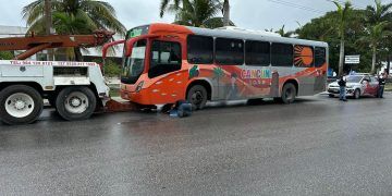 IMOVEQROO sanciona a operador de autobús que utilizó la banqueta para evitar el tráfico