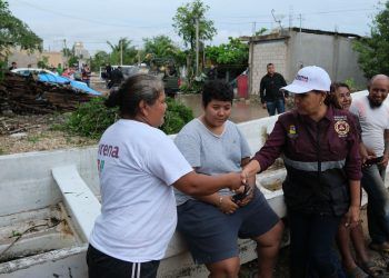Cerca de la gente, Mara Lezama recorre colonias vulnerables afectadas por “Beryl”