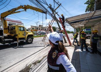 Mara Lezama supervisa brigadas de CFE en Cozumel tras el paso del Huracán Beryl