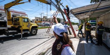 Mara Lezama supervisa brigadas de CFE en Cozumel tras el paso del Huracán Beryl