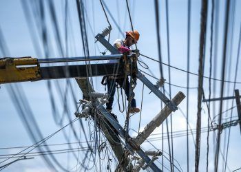 Mara Lezama supervisa brigadas de CFE en Cozumel tras el paso del Huracán Beryl