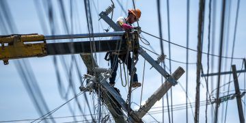 Mara Lezama supervisa brigadas de CFE en Cozumel tras el paso del Huracán Beryl