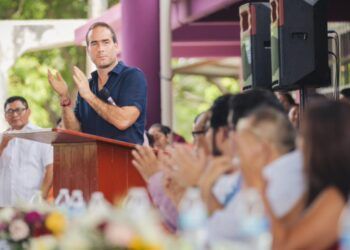 Diego Castañón asiste a la graduación de 193 estudiantes de la escuela secundaria “Zamna”