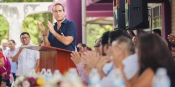 Diego Castañón asiste a la graduación de 193 estudiantes de la escuela secundaria “Zamna”